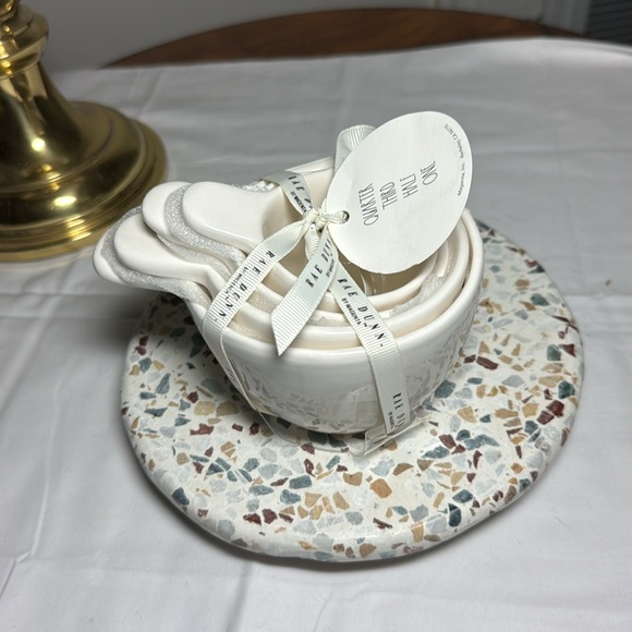 Rae Dunn measuring cups with handle - Picture 5 of 7